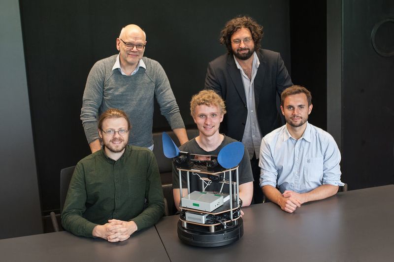 „Das menschliche Gehirn gehört noch immer zu den effektivsten Datenverarbeitungssystemen überhaupt“, erklärt Prof. Heiko Neumann. Das Entwicklerteam der Universität Ulm mit ihrem Ninja Turtle Roboter (v.l.); Reihe hinten: Prof. Heiko Neumann mit Prof. Marc Ernst; Reihe vorne: Maximilian Löhr, Christian Jarvers und Timo Oess. (Universität Ulm/ Elvira Eberhardt)