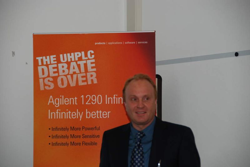 „Der Agilent 1290 Infinity LC ermöglicht Trennungen in wenigen Sekunden, schneller als jedes andere Gerät zuvor“, sagt Daniel Zimmerli, Senior Technology Coordinator bei Hoffmann-La Roche in Basel, Schweiz. Anhand der Auftrennung verschiedener Referenzsubstanzen validierte Zimmerli als Pilot-Anwender u.a. die Reproduzierbarkeit und die Robustheit der Pumpe und des UV-Diodenarray-Detektors.  (Bild: LaborPraxis)