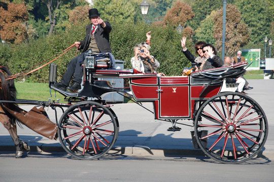 Na nu, wer fährt denn da? Grit Otto, Carmen Richter, Annegret Riediger (alle Santander Consumer Bank) und Andrea Krause (Autohaus Söllner und Krause, Machern) genossen den Tag bei einer Fiakerfahrt. (Archiv: Vogel Business Media)