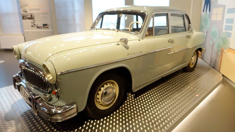 Nachkriegs-Horch: Der Horch P 240 „Sachsenring“ war ein repräsentativer Oberklasse-Pkw mit Sechszylindermotor, der vom VEB Horch Kraftfahrzeug- und Motorenwerke Zwickau von 1956 bis 1959 hergestellt wurde. Das Fahrzeug wurde zunächst als Horch P 240 vorgestellt und trug dann die Bezeichnung Horch P 240 „Sachsenring“. Nach Umfirmierung in die VEB Sachsenring Kraftfahrzeug- und Motorenwerke Zwickau im Februar 1957 hieß das Modell Sachsenring P 240. (Bild: Dominsky – VCG)