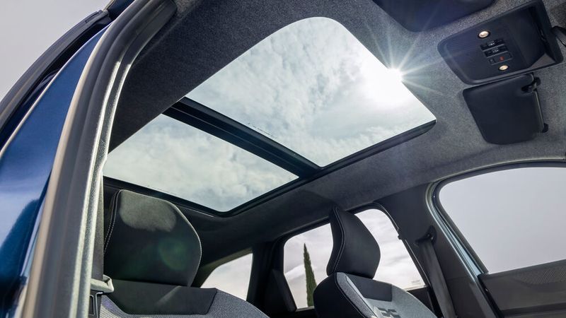 Im Passagierabteil geht es hell und luftig zu. (Bild: Dacia/Adrien Cortesi)