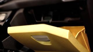 Die Ford B-Max Handschuhfachablage von IAC besteht aus einem Polypropylen-Sisal-Compound. (Foto: IAC)