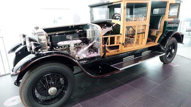 Technik sichtbar gemacht: Der Audi 18/70 PS Typ M war ein Oberklasse-Pkw mit Sechszylindermotor und der erste Audi mit mechanisch-hydraulischer Vierradbremse. Er wurde im Herbst 1923 auf der Automobilausstellung Berlin als Nachfolger des Typ K mit Vierzylindermotor gezeigt. Der Reihenmotor mit 4,7 Liter Hubraum leistete 70 PS/51 kW bei 2.500 1/min. (Bild: Dominsky – VCG)