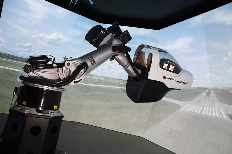Der Simulator Grenzebach DA42 basiert auf einem Industrie-Roboterarm von Kuka (Grenzebach)