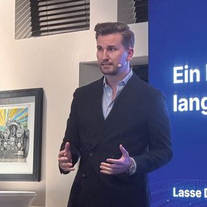 CEO Lasse Diener skizzierte die Beweggründe für die Umbennenung von Bezahl.de zu Aufinity und gab einen Ausblick auf die Plattformstrategie des Unternehmens. Auch stellte er das neue Tool zum Management offener Forderungen von Autohäusern um.(Bild:  Achter – VCG)