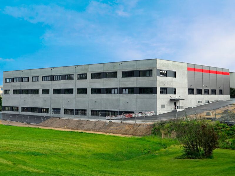 Mit dem Neubau der Mechanikhalle investiert Zollner gezielt in die Zukunftsfähigkeit des Standorts Zandt und den Ausbau integrierter EMS-Dienstleistungen. (Bild: Zollner AG)