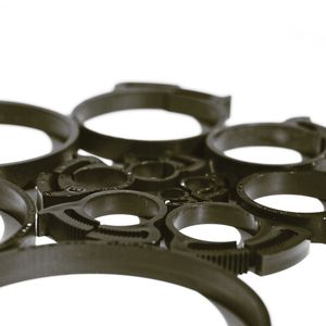 Herbie Clips halten dank des patentierten Verschlusssystems Multigrip mit doppelter Verzahnung außerordentlich sicher und sorgen so für die Dichtigkeit von Schlauch- und Rohrverbindungen an Anschlussstutzen.(Bild:  Bormann & Neupert)