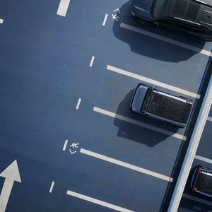 Das kastige Concept Car ist kleiner, als es auf den ersten Blick aussieht, und soll eine L7e-Zulassung erhalten.(Bild:  Dacia)