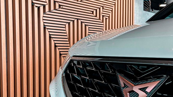 Das Cupra-Emblem ist allgegenwärtig. Auf den Autos sowieso, aber auch an der Inneneinrichtung. (Bild: Motor Nützel)