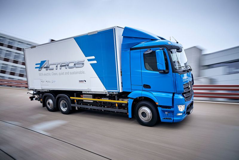 Im Jahr 2021 soll der E-Actros für die Kunden verfügbar sein. Die Reichweite soll maximal 200 Kilometer betragen. (Bild: Daimler)