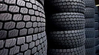 Runderneuerte Reifen können einen wichtigen Beitrag zum Klimaschutz beitragen. Doch momentan schwappt eine Welle von Reifenimporten aus Asien nach Europa, die nicht nur die Klimaziele bedroht sondern auch andere Probleme verursacht, wie die Allianz Zukunft Reifen sagt. (Bild: Azur)