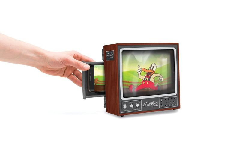Mit dem Smartphone Magnifier wird der Bildschirm des Smartphones einfach vergrößert. So kann Mutti auch in der Badewanne mal entspannt Videos streamen. Bei http://www.animicausa.com kostet das Gerät rund 32 Euro.   (Animi Causa)