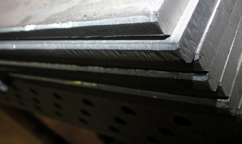 Bild 6: Schweißkantenformer stoßen die Stahlkanten in dem gewünschten Winkel Stück für Stück ab und hinterlassen stets oxidfreie, metallisch blanke Schnittkanten. (Bild: Trumpf)