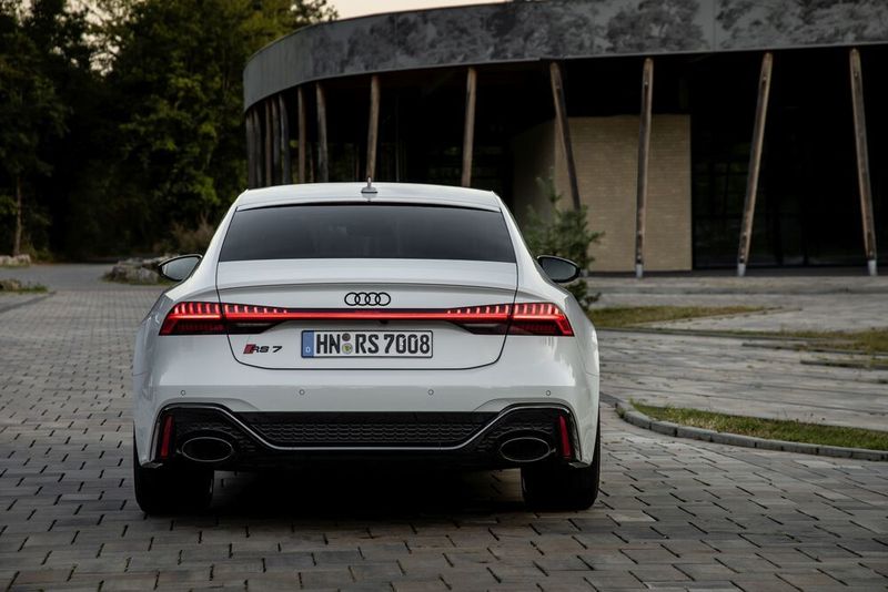Um die sauber gezeichnete Silhouette zu betonen, ist der Spoiler nicht aufgesetzt, sondern integriert. (Audi)