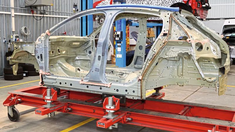 Eine teilweise aufgeschnittene Rohbaukarosserie des Corsa Verbrenner stand zur Besichtigung im OPEL-Werk bereit. Ohne das Aussenblech sind die Akustikschäumlinge an A-, B- und C-Säule gut sichtbar. (Bild: Klasing)