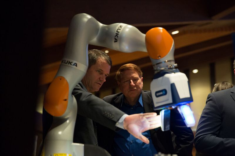 Die Besucher hatten die Gelegenheit, unterschiedliche MRK-Systeme, wie hier den Schunk Co-act JL1 Greifer an einem Kuka LBR iiwa, zu testen.  (Schunk)