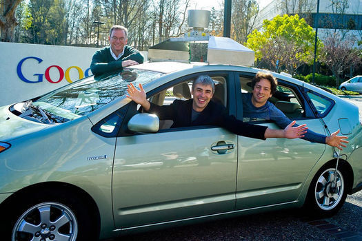 Sie gehörten zu den ersten, die ihre Ideen zum autonomen Fahren an die Öffentlichkeit brachten: Die Google-Urgesteine Eric Schmidt, Larry Page und Sergey Brin in einem selbstfahrenden Google Car 2011. (Google)