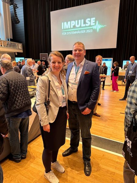 Beide Speaker, Kristin Dethloff (UBEGA) und Arnulf Koch (K&K Software) müssen sich erstmal stärken. Dann geht es weiter. (Bild: Vogel IT-Medien)