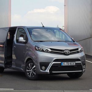 Der Proace Electric ist ein weiteres Ergebnis der Zusammenarbeit von Toyota mit dem Stellantis-Konzern, und teilt sich die Technik mit den baugleichen Peugeot E-Expert, Citroën E-Jumper und Opel Zafira-E. (Bild:  Toyota)