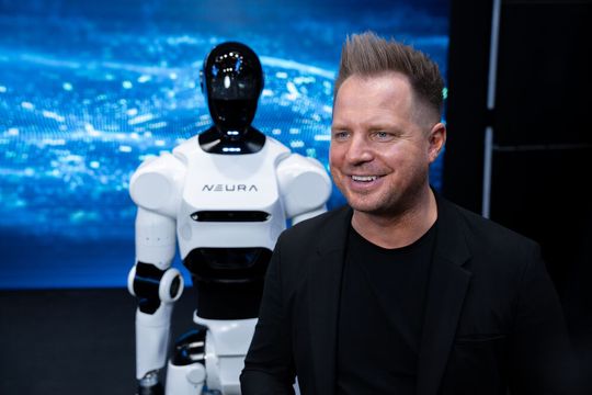 Gründer und CEO David Reger von Neura Robotics wird im «TUM RoboGym» unter anderem seine humanoiden Roboter zur Verfügung stellen.(Bild:  Neura Robotics)