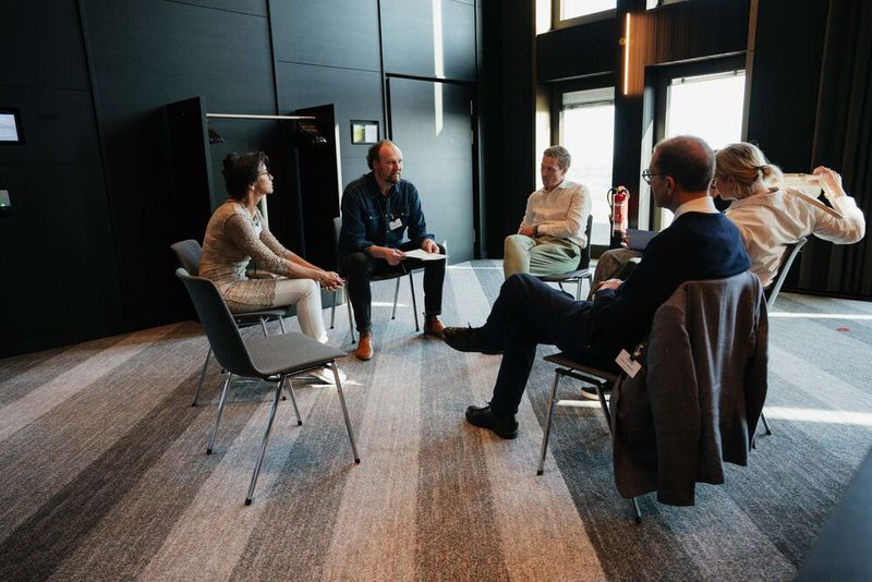 Beim Roundtable „KI – vom Hype zur Wertschöpfung“ erläuterte Prof. Dr. Dr. Björn Niehaves (Universität Bremen) anhand von Studienergebnissen, welche Mehrwerte durch künstliche Intelligenz bereits heute messbar sind. Und er stellte die nächsten Stufen vor, die es zu erreichen gilt, etwa Step 2: Prozessoptimierung.  (©Manuel Emme Fotografie)