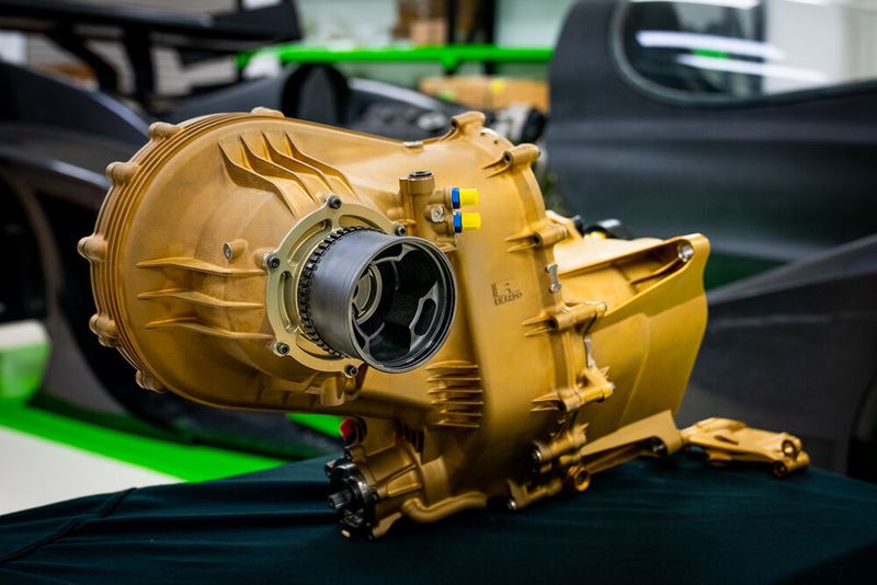 Das sequentielle Achtganggetriebe des FZero von Rodin Cars misst 400 mm × 650 mm × 300 mm. Die Herausforderung: Gewicht und Funktion optimieren und ein korrosives Material verwenden. So sollen Leistungsfähigkeit und Aussehen über lange Zeit erhalten bleiben. Titan und DMLS waren die Lösung. (Rodin Cars)