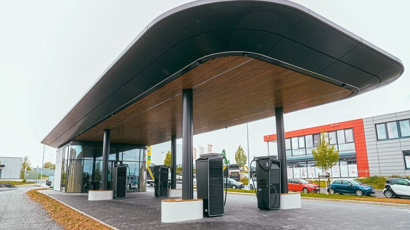 Auf einem Grundstück der Autohaus-Gruppe Spindler eröffnete Porsche Deutschland in diesem Jahr einen Schnelllade-Hub. Davon verspricht sich der Händler auch Impulse für das Porsche-Zentrum Würzburg, das auf der anderen Straßenseite liegt. Weiteres wichtiges Ereignis war die Erweiterung eines Servicestandorts für das Transportergeschäft. Und 2025 nimmt Spindler die Erneuerung seines Porsche-Zentrums in Angriff. (Bild: Autohausgruppe Spindler)