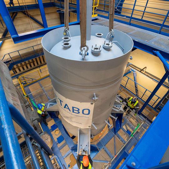 Der Elektrodenkessel in der vorbereitete Stahlkonstruktion auf dem Gelände des Gas- und Dampfturbinenkraftwerks 2 der Infra Leuna.(Bild:  Infra Leuna/ Lx Press)