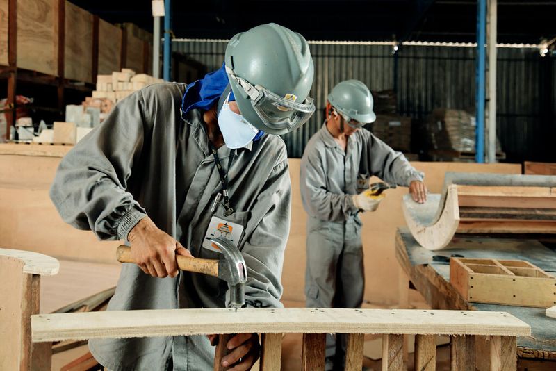 Mitarbeiter Materials Services: RIP Serviços Industriais mit Sitz in Brasilien bietet die Dienstleistungen feuerfeste Beschichtung, Isolierung, Korrosionsschutz und Gerüstdienstleistungen vornehmlich für die Chemie-, Petrochemie-, Aluminium-, Papierindustrie sowie für die Energiewirtschaft und den Bergbau an (Bild: ThyssenKrupp)