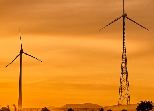 Links sieht man eine übliche Windkraftanlage. Rechts steht das weltweit größte System dieser Art, das von der Gicon-Gruppe gebaut wurde. Nur sie beherrsche den Bau in diese Höhen, um die doppelte Leistung durch größere Rotoren zu erreichen. Die Giganten will man nun in die Welt exportieren ...(Bild:  Gicon)