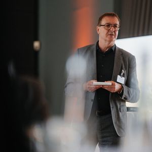 Ernst Bürger, Staatssekretär und CIO in Brandenburg, eröffnete als Gastgeber den eGovernment Summit 2026.(Bild:  Manuel Emme Fotografie)