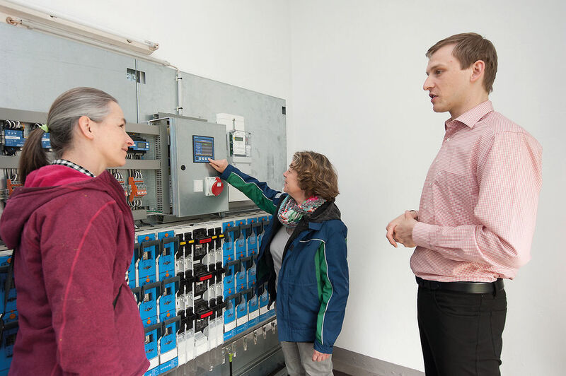 Gaby Seifert, Annette Köpken und Kilian Eckert (v.l.) begutachten die Messtechnik in einer Trafostation. Das Mastergerät UMG 511 von Janitza Electronics in der Bildmitte oben erfasst die Daten der UMG 103-Slaves, die links daneben verbaut sind. (Janitza Electronics)
