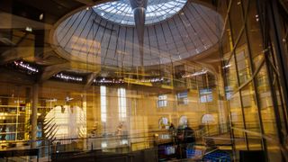 Blick von der Besucherebene in den Plenarsaal des Bundestages. (Bild: © Deutscher Bundestag/Thomas Trutschel/photothek)