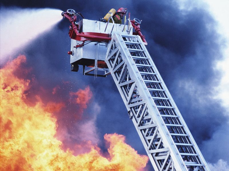 Feuer und Daten gelöscht (Deutschland): Bei einem Brand rechnet man nicht unbedingt mit einem Datenverlust durch Wasser. Doch einem Feuerwehrmann ist genau das passiert, als er sein Nokia-Smartphone bei einem Einsatz dabei hatte. Durch das Löschwasser wurde das Gerät so stark beschädigt, dass alle Daten – inklusive 732 Fotos von Freunden und Familie – verloren waren. (Archiv)