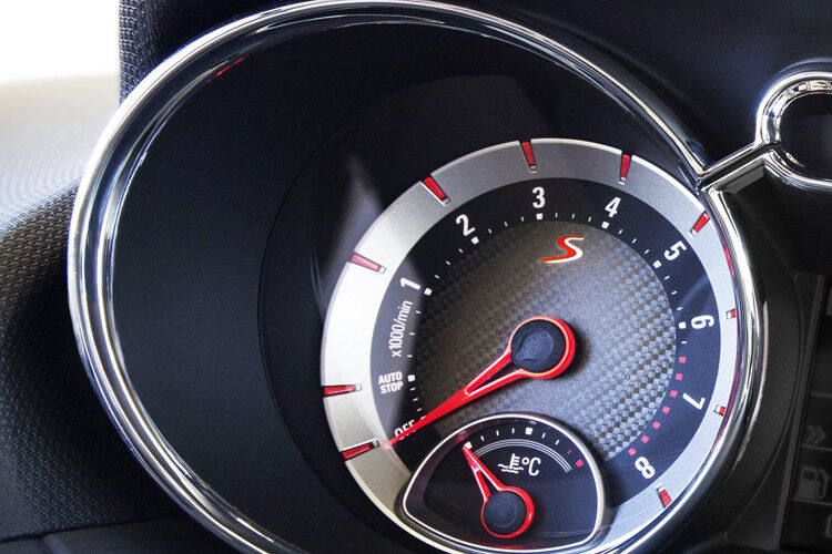 Instrumententräger und Türen sind mit roter und weißer Beleuchtung hinterlegt. (Foto: Opel)