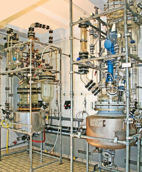 Synthon Chemicals ist ein Produzent und Händler von Feinchemikalien in Mengen von Gramm bis zu einigen hundert Kilogramm: Farbstoffe und Fluoreszensfarbstoffe für anspruchsvolle Anwendungen, Flüssigkristalle für Bildschirme, reaktive Mesogene für Bildschirme, Heterocyclen als Zwischenprodukte, Feinchemikalien für F&E und Produktion kleiner Mengen sowie Auftragssynthese. (Bild: Synthon Chemicals/Chemspec Europe)
