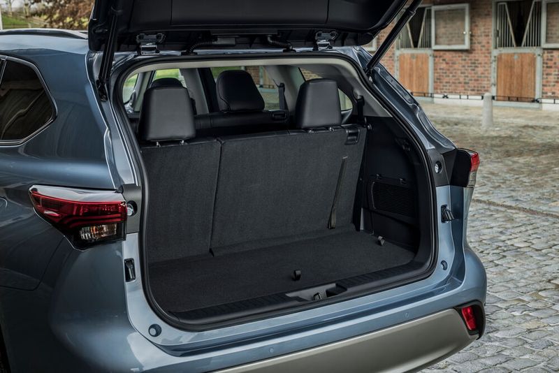 Der Kofferraum bietet etwa 240 l Ladevolumen, bei sieben Sitzplätzen. (Bild: Toyota)