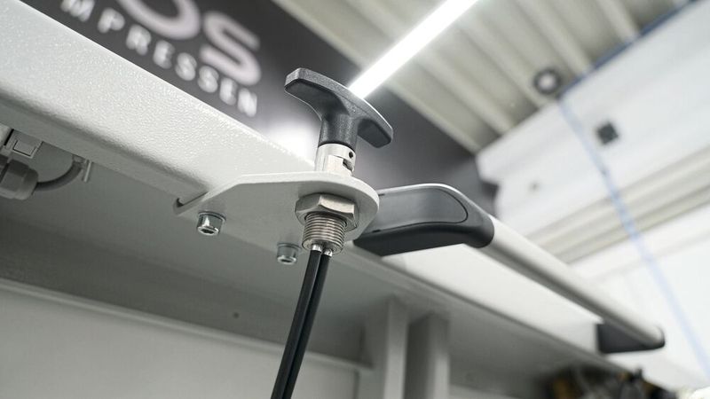 Über den Drehhebel werden parallel zwei Bowdenzüge angesteuert. Diese lösen gleichzeitig zwei Arretierelemente und leiten so den Schwenkprozess ein. (Bild: Kipp)