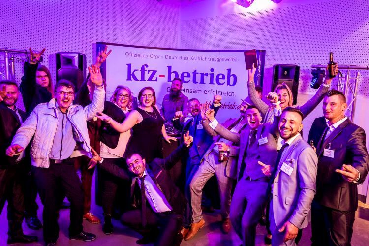 Sie hatten einen riesigen Spaß: Inhaber und Mitarbeiter von der Kfz-Manufaktur Lul'co. (Bild: Stefan Bausewein)