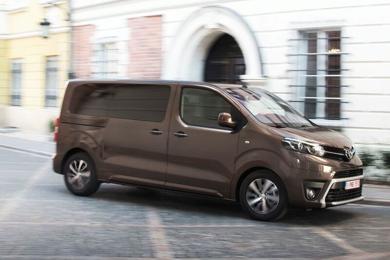 Wer Platz will, steigt heutzutage gleich um auf Vertreter aus der Klasse der leichten Nutzfahrzeuge wie den Toyota Proace. Sie verbinden Platz und Komfort. (Toyota)