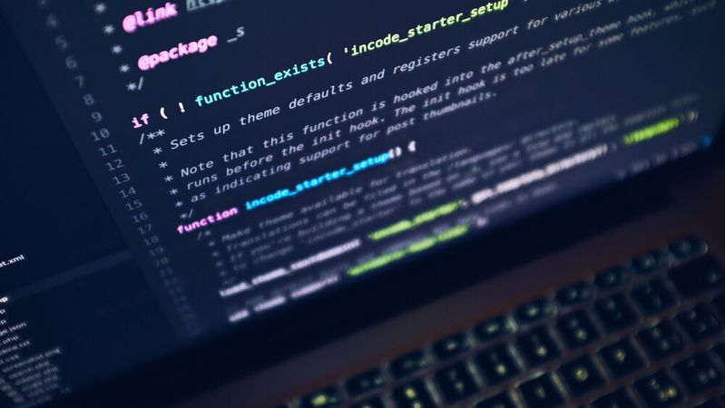 Viele Autohäuser und Werkstätten verfolgen heute nach wie vor keine eigenständige Digitalstrategie, wie eine Befragung von »kfz-betrieb« und Concertare zeigte. Auch eigenständige Budgets für diesen Bereich, die Investitionen ermöglichen, sind keine Selbstverständlichkeit.(Bild:  Luca Bravo/Unsplash.com)