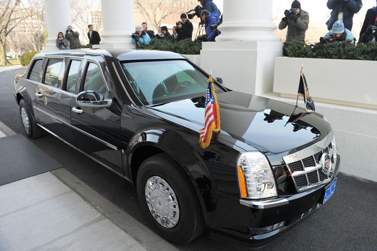 Seit 1983 fahren US-Präsidenten ausschließlich im Cadillac vor. Der aktuelle Dienstwagen von Barak Obama trägt den Spitzname „The Beast“. Der Cadillac auf Basis der Limousine DTS ist 13 Zentimeter dick gepanzert und im wahrsten Sinn des Wortes „bombensicher“. (Foto: Cadillac)