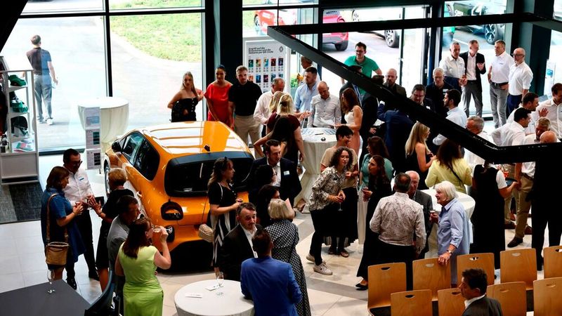 Die geladenen Gäste freuten sich mit der Familie Sirch über den gelungenen Neubau. (Bild: Autohaus Sirch)