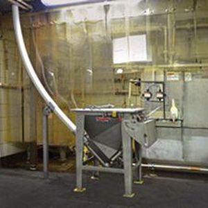 Der Förderer verlässt den Trichter zunächst in einem Winkel von 45 Grad und biegt sich anschließend in die Senkrechte, um das Material staubfrei auf ca. 5,5 Meter in den Einlass des Dosiersystems zu befördern.(Bild:  Flexicon)