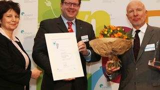 Preisübergabe (v.l.): Jurymitglied Dr. Ursula Weidenfeld, Deneff-Vorstandsvorsitzender Carsten Müller und Heinrich Schuster von KSB. (Bild: Deneff)