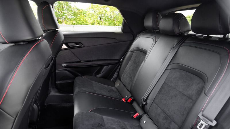 Knapp geschnitten: Die Sitzbank im Fond zwingt zu stark angewinkelten Beinen. (Bild: MG Motor)