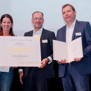 Von Knorr-Bremse wurde das Preisgeld an die soziale Organisation „Dein München“ weitergegeben.(Bild:  Automobilclub KS)