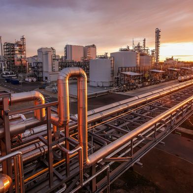 Am Standort Leuna stehen mehrere Leuchtturm-Projekte für den Umbau der chemischen Industrie – weg von fossilen Rohstoffen wie Erdöl und Erdgas, hin zu einer nachhaltigen Wirtschaft. (Bild: UPM)