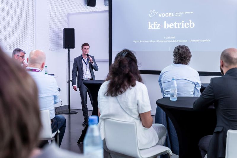 Moderator jener Kompetenzinsel war »kfz-betrieb«-Redakteur Christoph Seyerlein. (Stefan Bausewein)