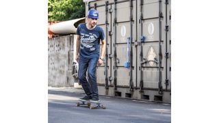 Benjamin Hornblow: „Dank dem Multilagen Synthesizer Tool von CES Selector konnten wir die verschiedenen Materialien, Konzepte und Konfigurationen schon früh im Designprozess testen. Wir konnten wertvolle Zeit einsparen, da wir die Anzahl der nötigen Iterationen, die aus einem CAD-Modellierungs- und Prototypenerstellungsprozess verschiedener Projektphasen resultieren würden, signifikant reduzieren. Im Ergebnis konnten wir ein Longboard mit einer deutlich besseren Leistung entwickeln.” (Force Technology)